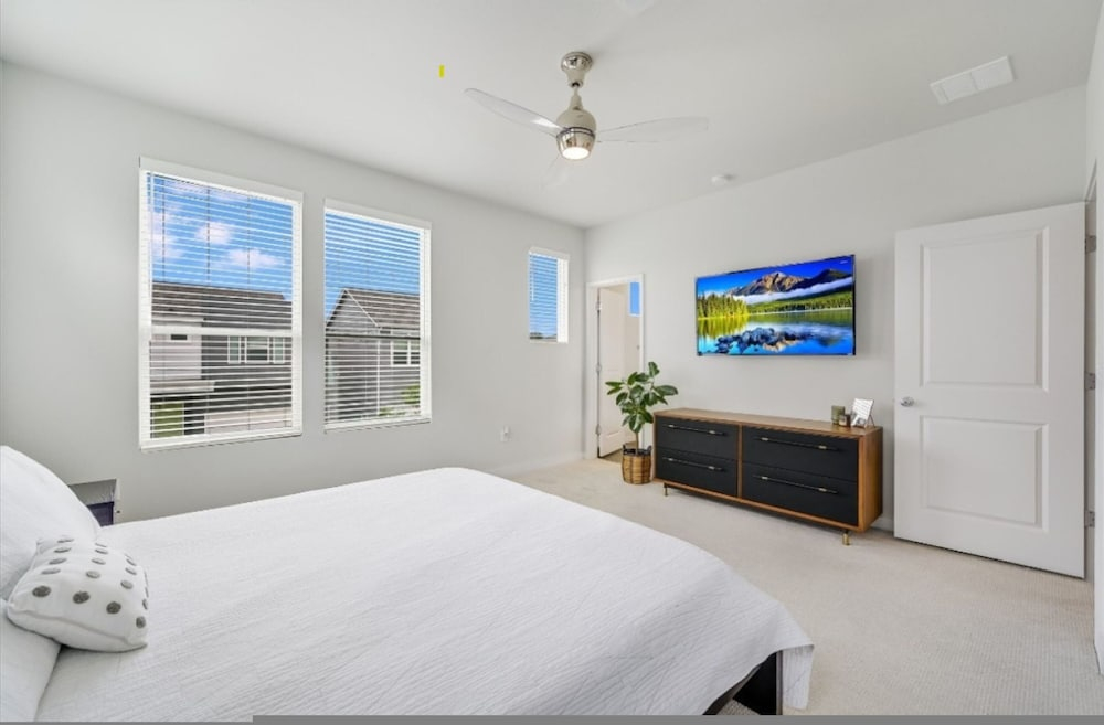 Spacious 2BR Flex Room Home Near Tech Campuses