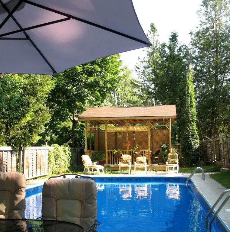Cottage on Caledonia Bed & Breakfast