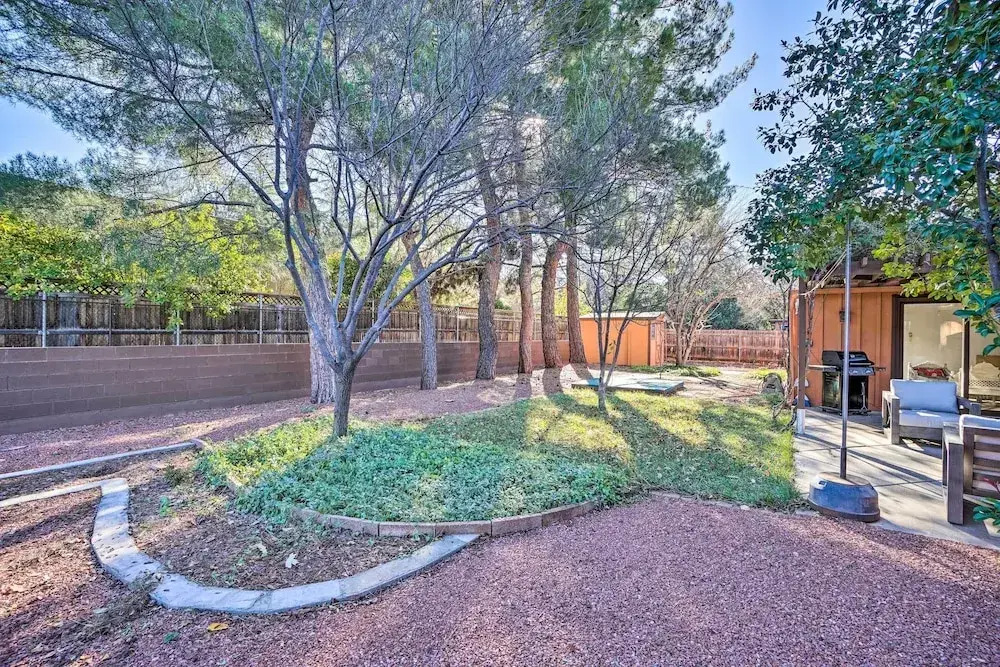 1 Mi to Cathedral Rock Trailhead: Home w/ Sunroom