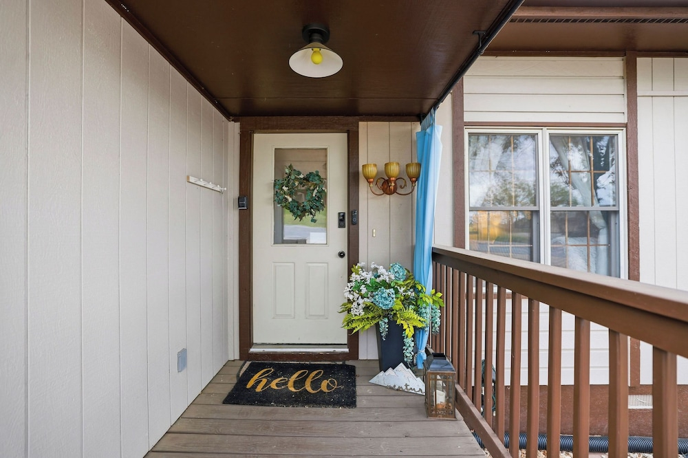 Holiday Island Escape w/ Panoramic Lake Views