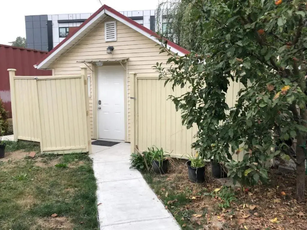 Shady Willow Guest House - SMALL Indipendent Units with Seperate Entrance for Travellers