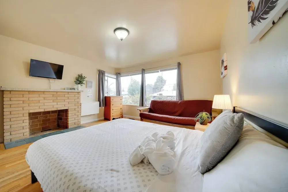 6 Mi to Downtown Seattle: Family Home w/ Yard