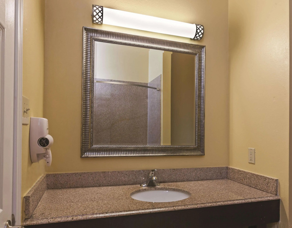 La Quinta Inn & Suites by Wyndham Angleton