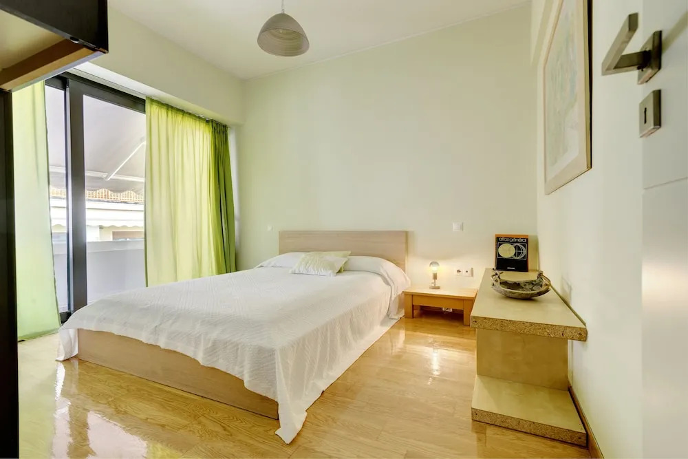 Minimal apt next to Acropolis