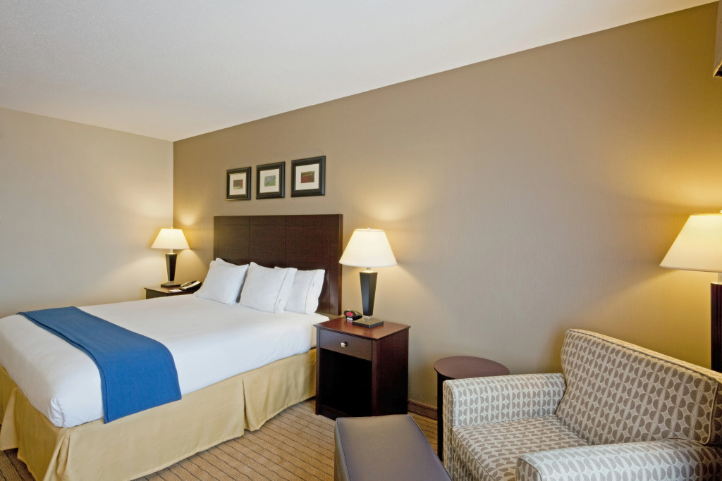 Holiday Inn Express & Suites Malone by IHG