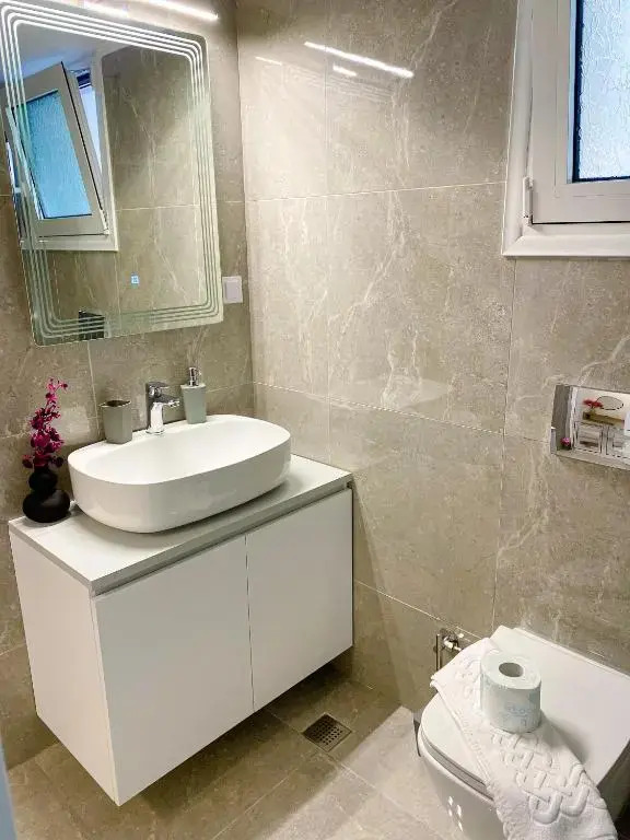 Outstanding Private Apartment Near City Center with Balcony