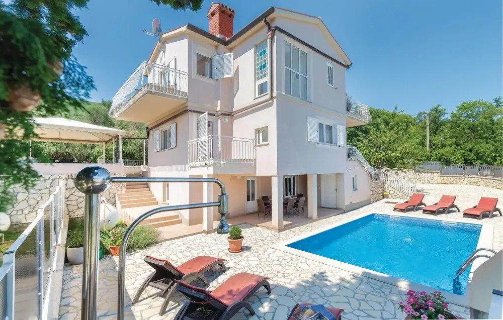 Amazing Home in Drenje With Wifi and 4 Bedrooms