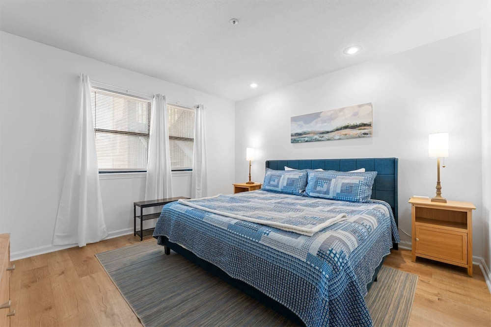 Royal Ridge Modern Condo for 4