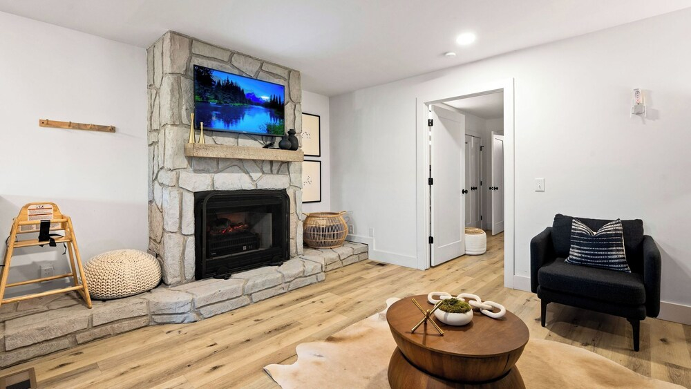 Indoor Heated Pool, Game Room, Hot Tub, Firepits & Spacious Lodge Perfect for Families & Groups 2 Suites at Firefly Mountain Lodge by Avantstay