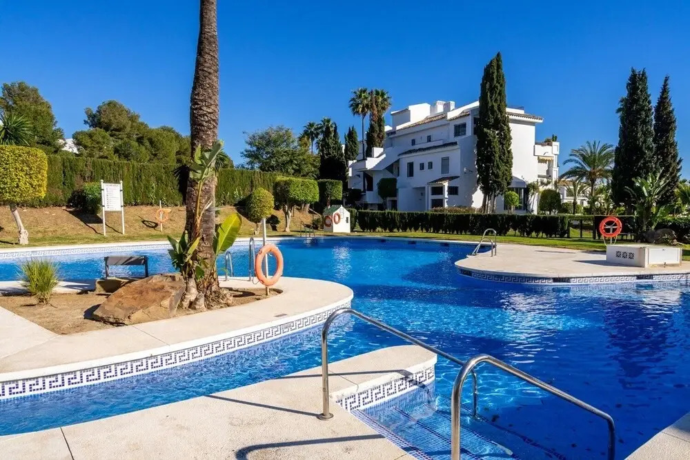 Lovely Apartment with View and Pool Ref 127