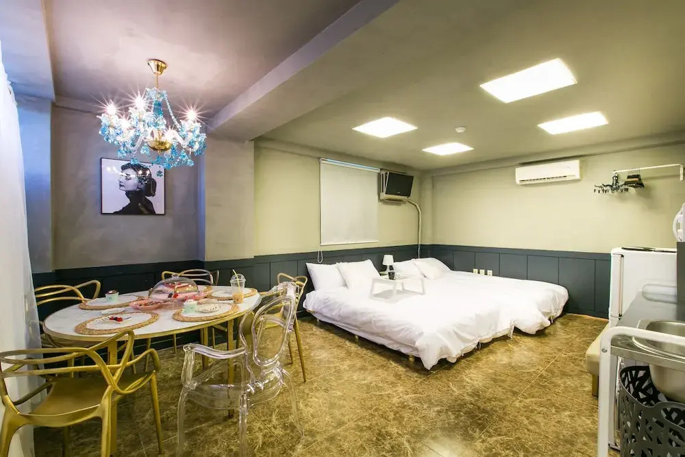 Atelier Guest House