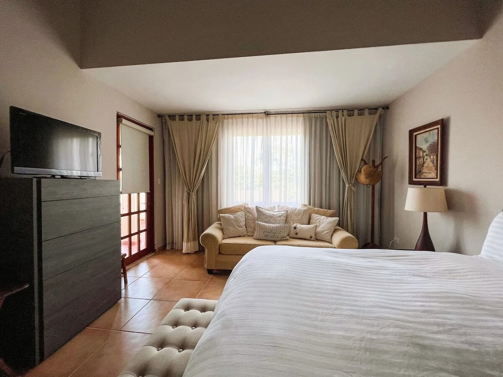 Villa Iris 2 Story Ocean View Villa w Pool Access & Generator