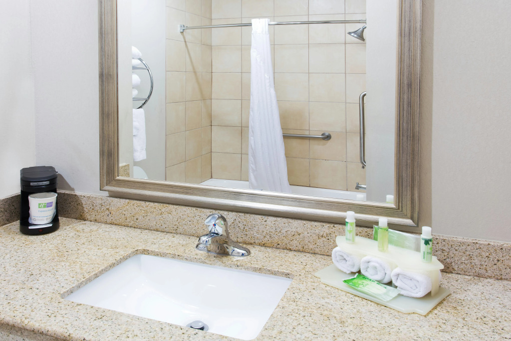 Holiday Inn Express Hotel & Suites Alvarado by IHG