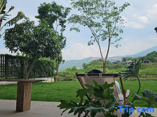 Floral Full Moon · VILIA Villa