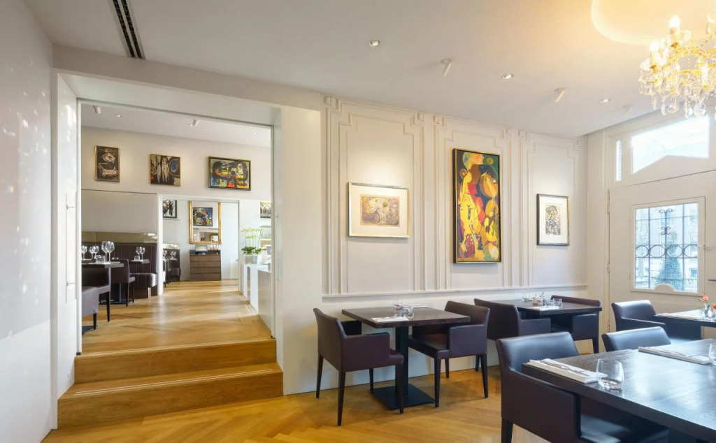 Ambassade Hotel