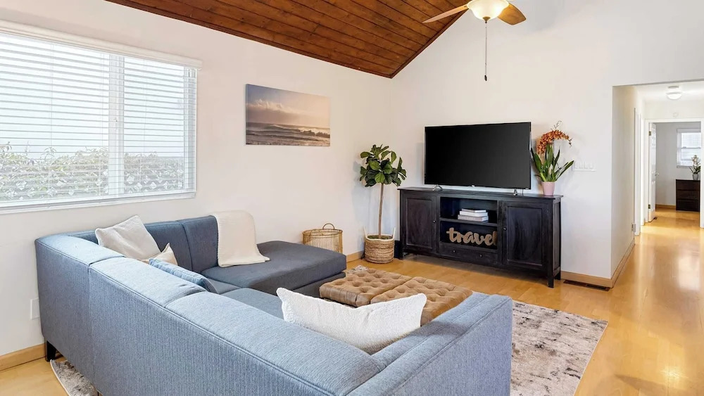 Sunny Venice Beach Home With Open Living & Walkability to Abbot Kinney Venice Drift by Avantstay