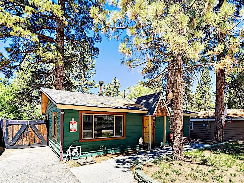 New Listing! Foxy Bear - Relaxing Woodsy 2 Bedroom Cabin