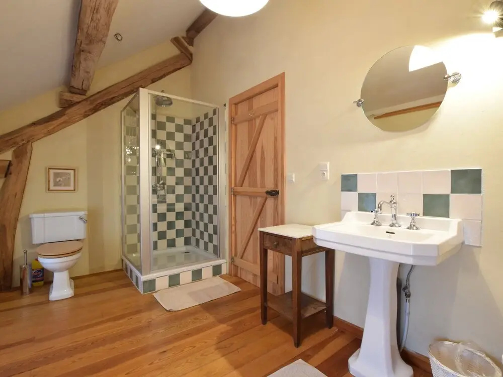Castle Wing Situated in the Heart of a Quiet