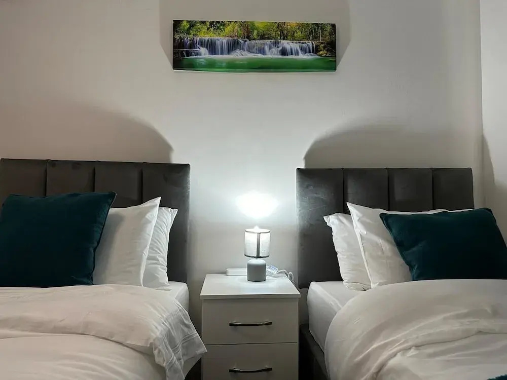House Sleeps 7 - Contractors, Free Parking