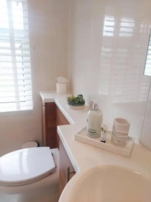 South Coast New Forest Holiday Home-4 Bed-Sleeps 8-Spacious-Parking-EV Dock-Large Garden-Playground-Great for Families-Groups-Professionals
