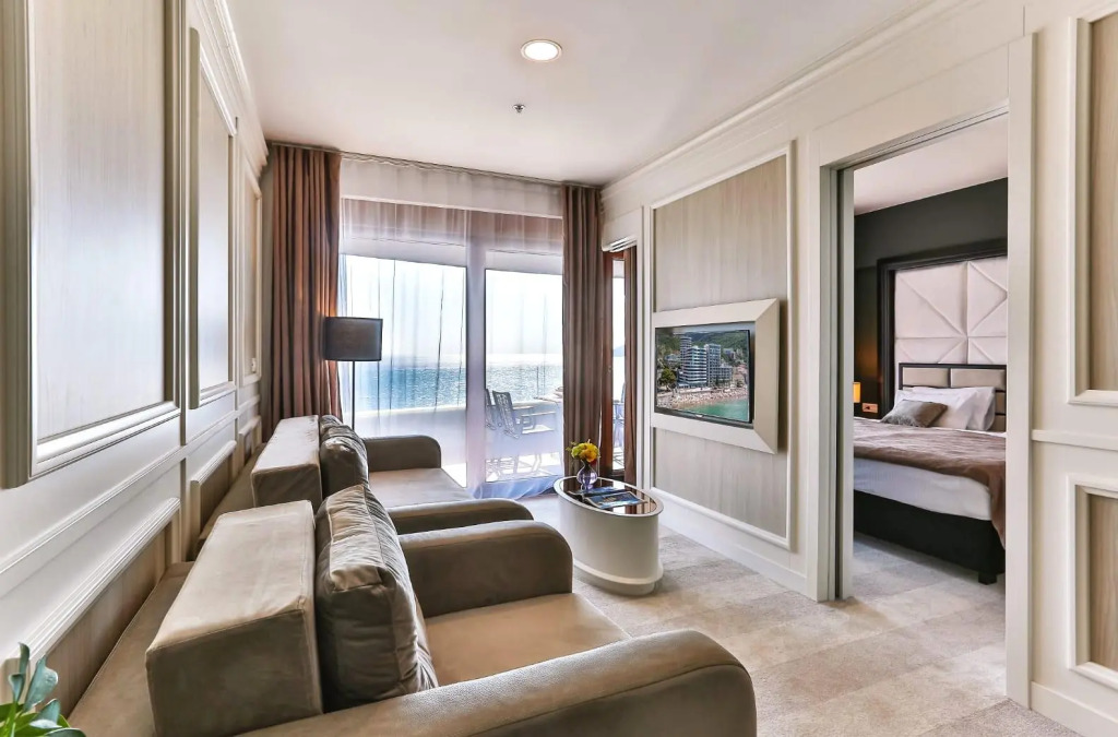 Royalis Suites Rafailovici - Beachfront Sea View Apartments
