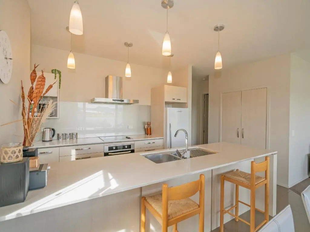 Lakeside Villa Retreat - Matarangi Downstairs Unit