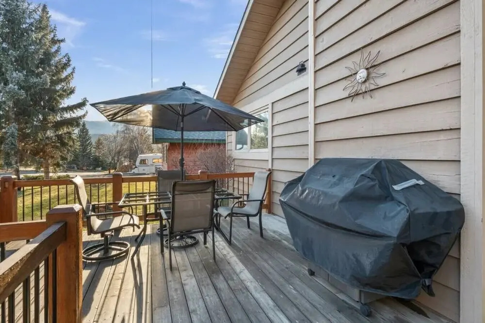 SPACIOUS 3,000 sq2 Luxury Home | PRIVATE Pool & Hot Tub | STEPS to Kinsmen Beach