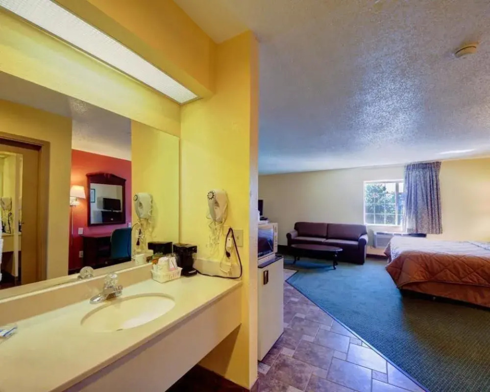 Rodeway Inn and Suites Airport Tulsa