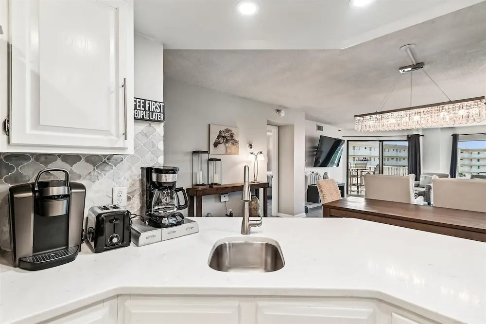 IR 518 is a Stunning 2 BR that has amazing Sunset views - sleeps 10 by RedAwning