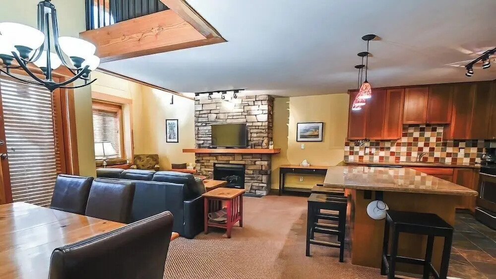 Pinnacle Ridge Chalets by Fernie Lodging Co