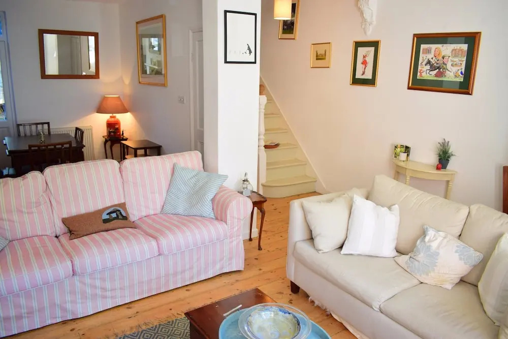 1 Bedroom Home With Private Garden in Barons Court
