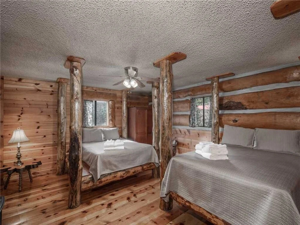 Sleeping Bear, 2 Bedrooms, Front Deck, Midtown, Sleeps 6