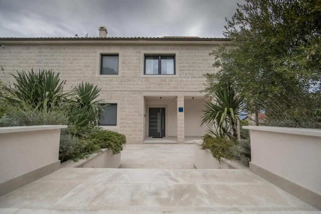 D in Postira with 7 bedrooms and 7 bathrooms