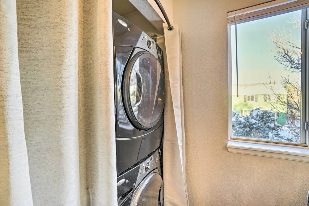 Bright Englewood Condo ~ 9 Mi to Dtwn Denver!