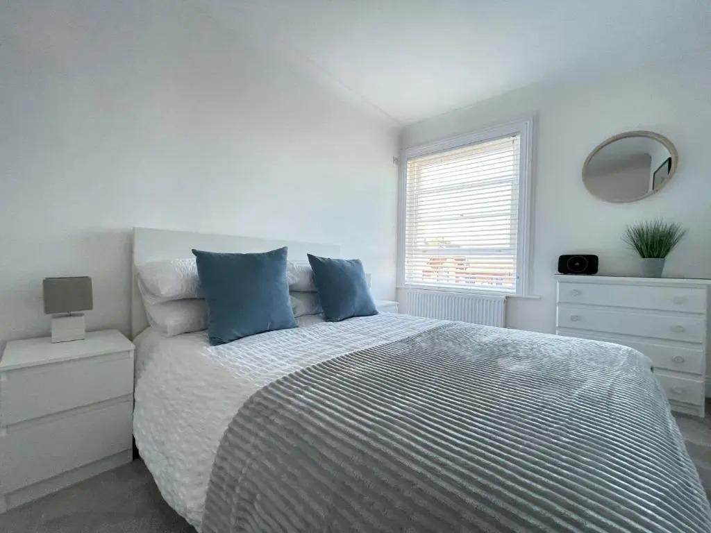 Light and airy 1 bedroom flat 700m from the Beach