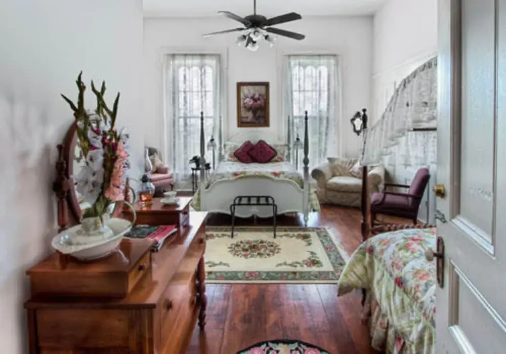 1851 Historic Maple Hill Manor B&B