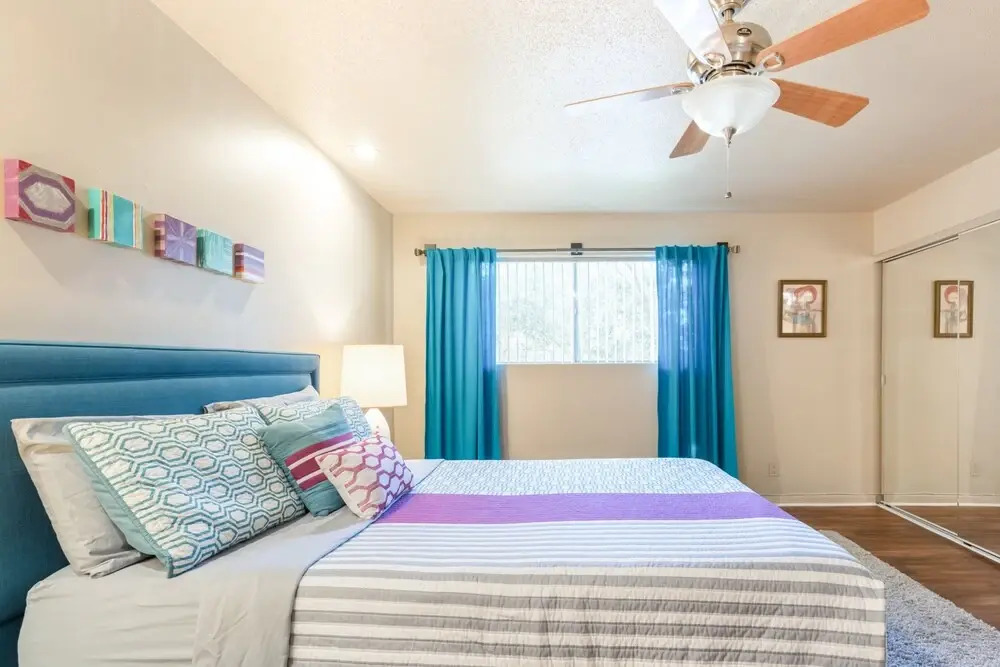 Mid century modern condo near Old Town, pool & BBQ