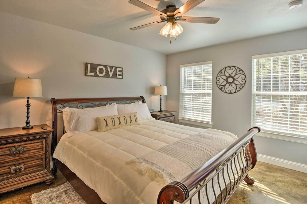 Hot Tub & Fire Pit! Cozy Granbury Escape Near Lake