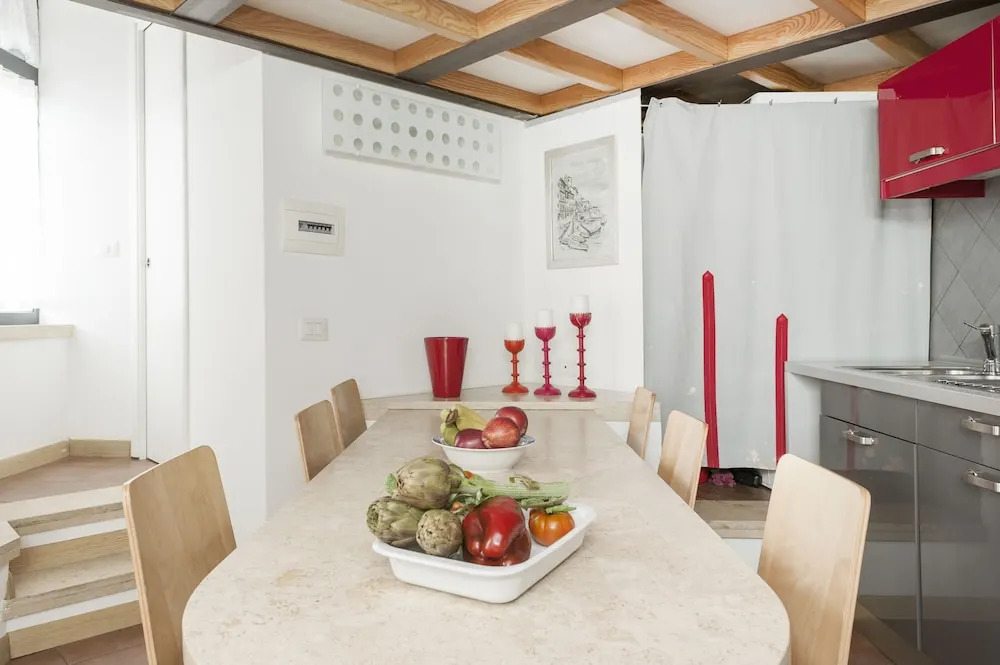 Inviting 3-bed Apartment in Roma 4mins to Colosseo