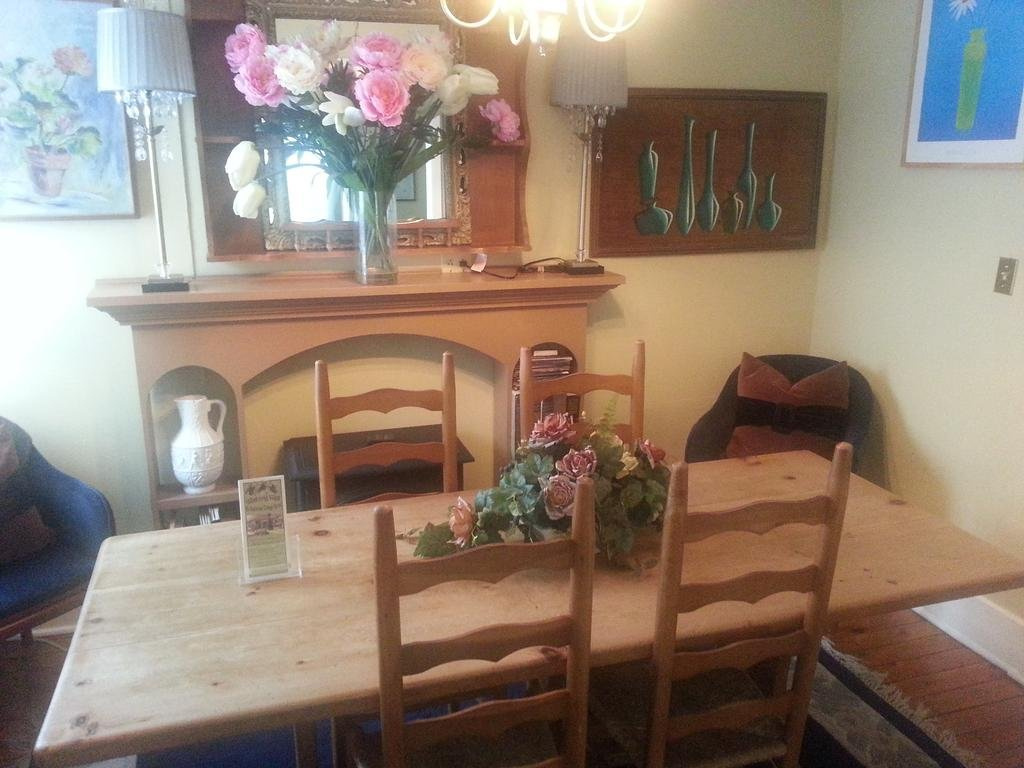 Niagara On The Lake Historic Rental Cottage