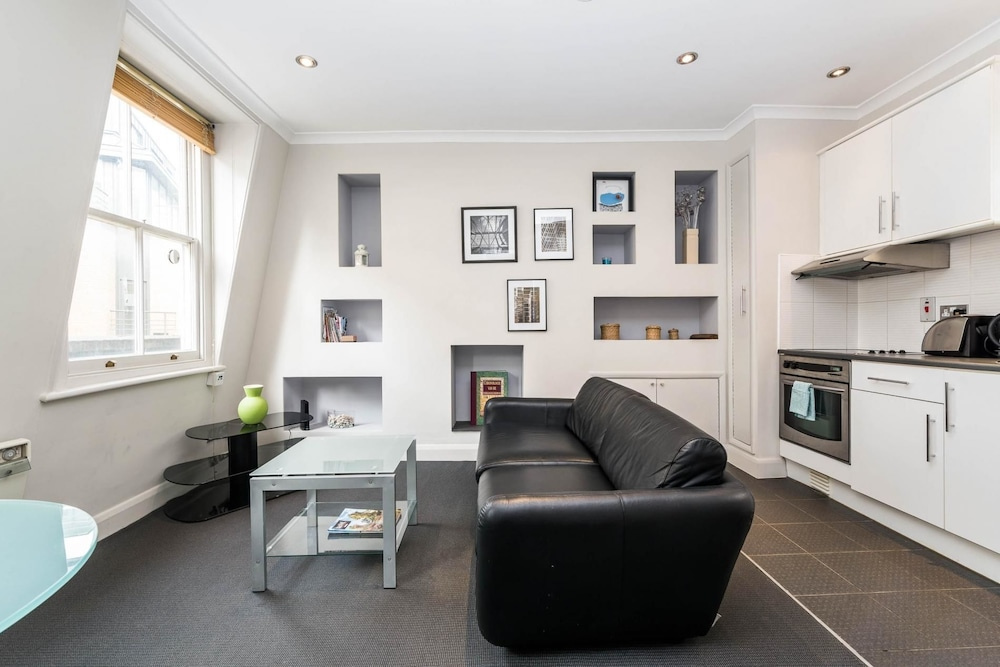 1 Bed Flat in St Paul's the Very Centre of London!