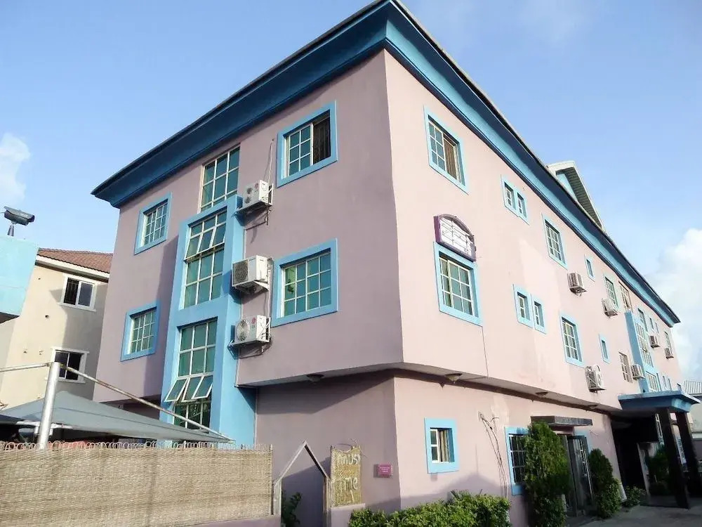 Golden Bird Hotel & Suites