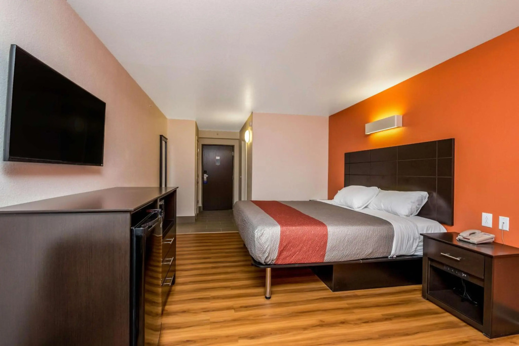 Motel 6 Peoria, IL
