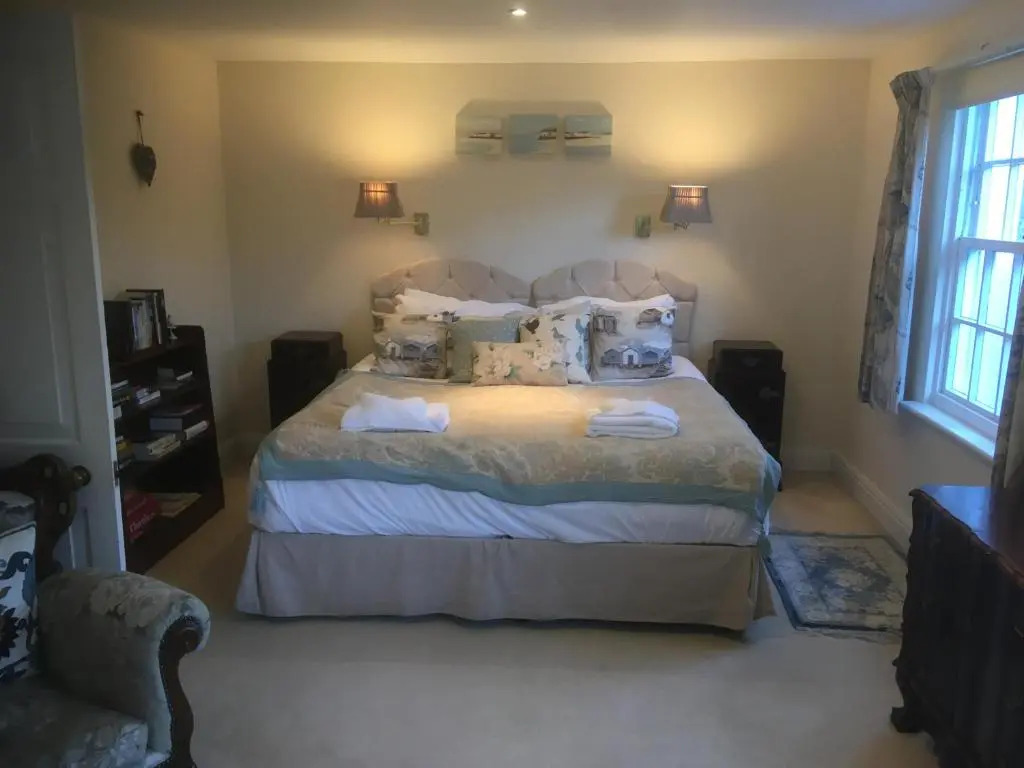 Georgian 2 bedroom Apartment, Near Chichester with free Parking