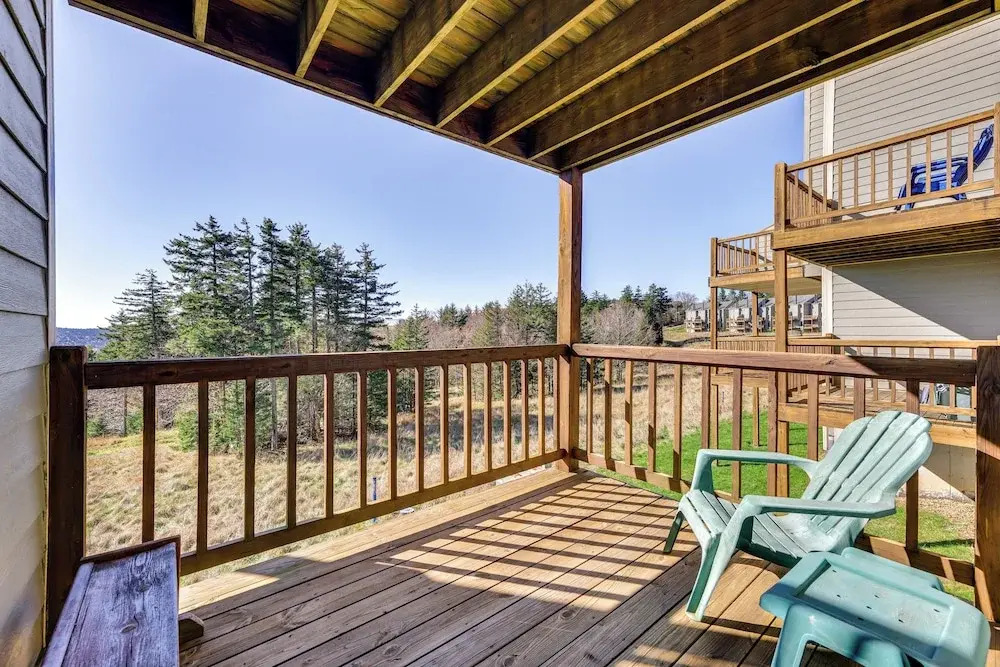 Located in Snowshoe Resort: Townhome w/ Deck!