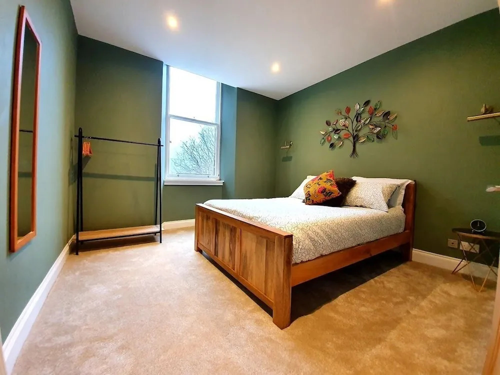 Unwind in a Bright Airy Victorian Apartment in West End!