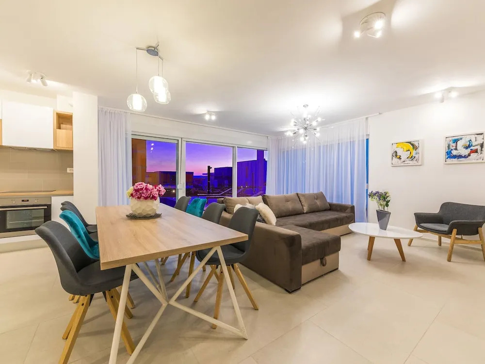 Luxurious Villa in Kaštel Gomilica with Pool