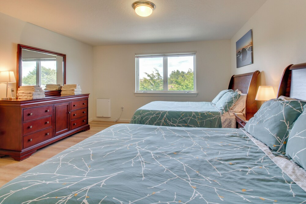 Spacious Bandon Getaway - 2 Blocks to Ocean!