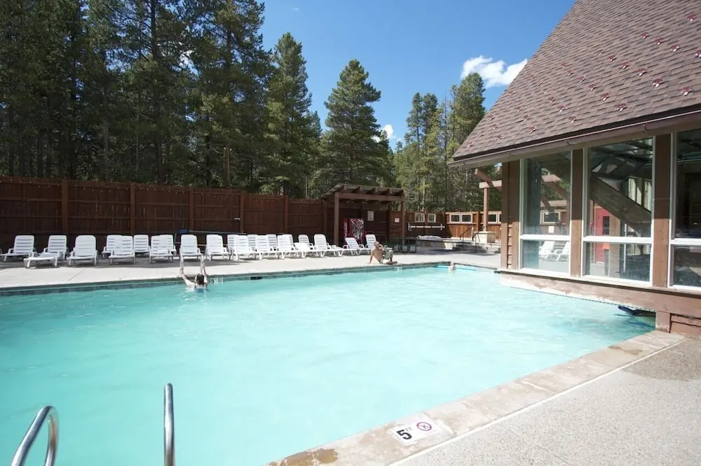 #1687 Ski-in, Ski-out Four Oclock Lodge, on the ski Run!