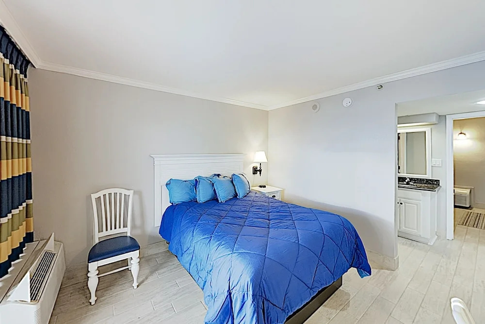 Ground-level Oceanfront W/ Pools & Hot Tubs 1 Bedroom Condo